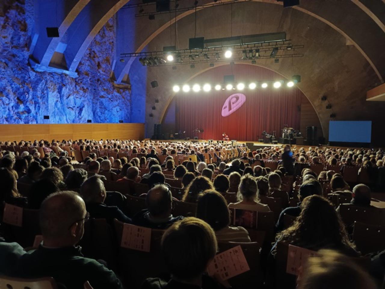 espectacle musical solidari &#039;Mamapop&#039; va reunir aquest dissabte 1.100 espectadores i espectadors al Palau Firal de Tarragona