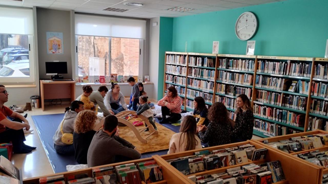 Un total de 7 famílies van participar el passat dissabte 3 de febrer de la primera sessió del programa &#039;Biblioteca i primera infància&#039; 