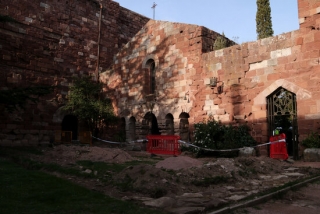 Imatge de les obres de restauració que s&#039;estan fent al castell monestir de Sant Miquel d&#039;Escornalbou i que han permès el descobriment de restes del convent de la comunitat agustina del segle XII