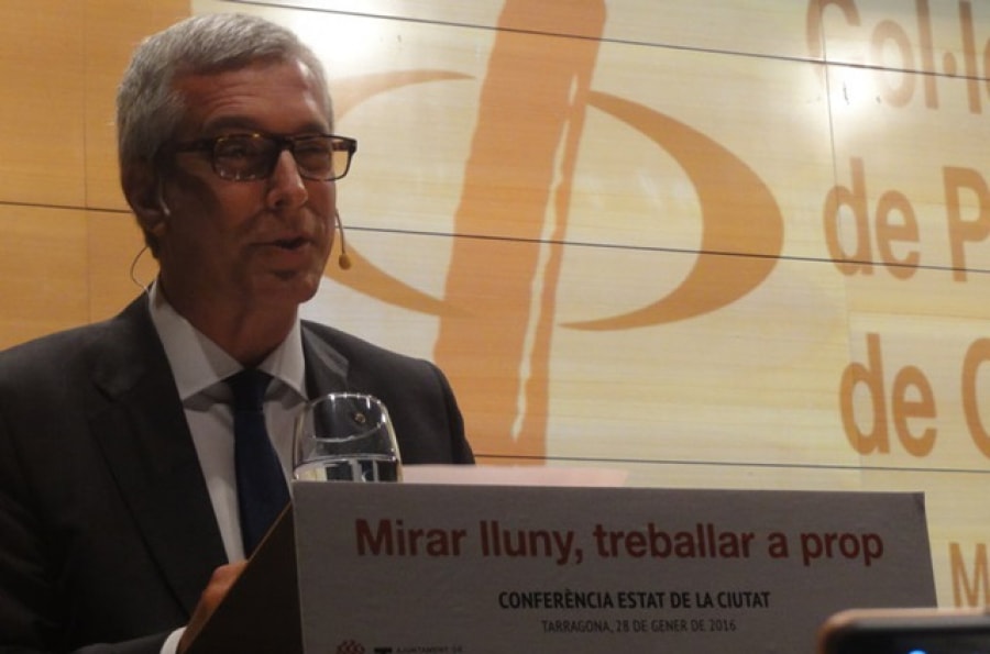 L&#039;alcalde de Tarragona, Josep Fèlix Ballesteros, durant la conferència en què també va respondre a les preguntes dels periodistes tarragonins.