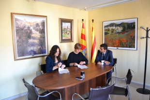 L&#039;alcaldessa de Prades, Lídia Bargas, signant el conveni.