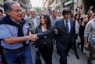 El president de la Generalitat, Carles Puigdemont, passejant avui amb la seva dona per Girona