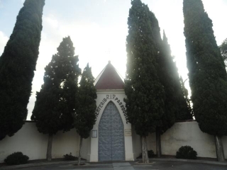 Imatge de la porta d&#039;entrada del cementiri de Cambrils, que romandrà obert per Tots Sants