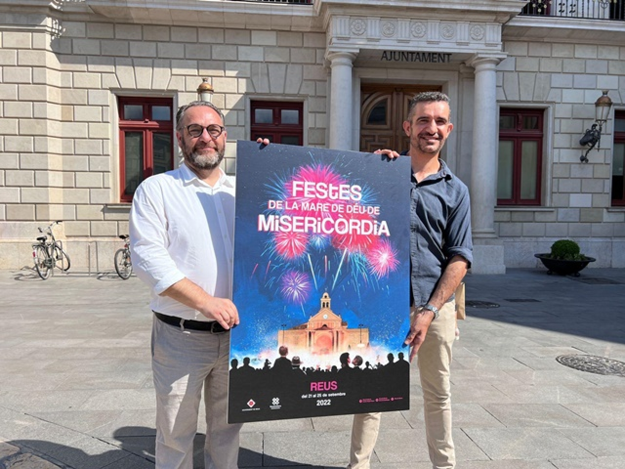 El regidor de Cultura, Daniel Recasens, i l&#039;il·lustrador Albert Asensio, mostren el cartell de les Festes de Misericòrdia 2022