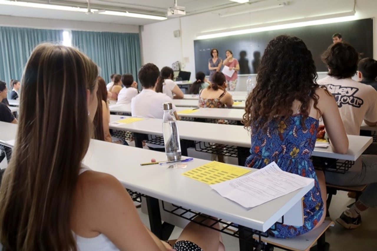 Alumnes esperant que els entreguin l&#039;examen de castellà de les PAU, al Campus Catalunya de la URV, a Tarragona