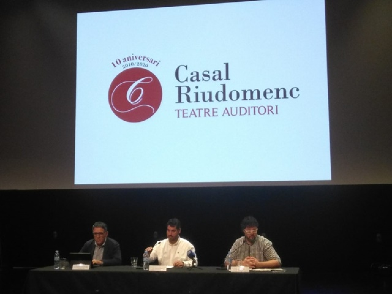 L&#039;alcalde de Riudoms, Sergi Pedret, -al centre- ha presentat la nova temporada acompanyat del diputat delegat del SAC de la Diputació, Joan Josep Garcia, i del programador, Carles Gispert
