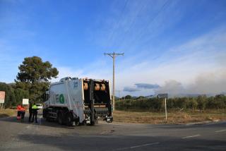 Un camió de la brossa intenta accedir a les instal·lacions de la planta de compostatge de Botarell, on aquesta matinada s&#039;ha declarat un incendi