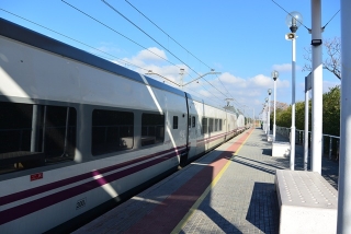 Un comboi aturat a l&#039;estació de Salou-PortAventura