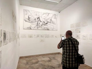 Un visitant grava els olis i dibuixos de Dionís Escorsa exposats al MAMT