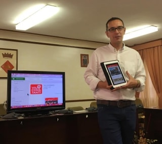 L&#039;alcalde de Constantí, Oscar Sánchez, presentant la nova aplicació mòbil