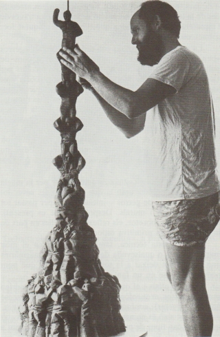 L&#039;escultor Martí Royo treballant en una maqueta