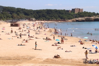 Imatge de la platja de l&#039;Arrabassada de Tarragona, amb banyistes i gent prenent el sol, el 26 de maig del 2020