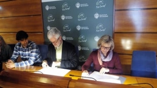 L&#039;alcalde del Vendrell, Martí Carnicer, i la presidenta del Consell Comarcal del Baix Penedès, Eva M. Serramià, signant el conveni.