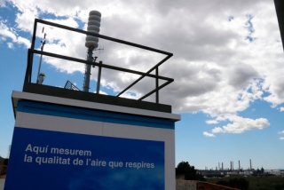 Imatge d&#039;una caseta de recollida de dades de la qualitat de l&#039;aire al Camp de Tarragona, al poble de Puigdelfí, al Tarragonès