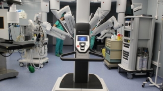 Imatge del nou robot Da Vinci Xi en una sala d&#039;operacions de l&#039;hospital Joan XXIII de TarragonA