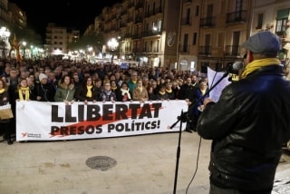  La plaça de la Font de Tarragona, amb una pancarta de &#039;Llibertat Presos Polítics&#039; durant la concentració per exigir l&#039;alliberament dels Jordis, i amb l&#039;actor Oriol Grau en primer terme