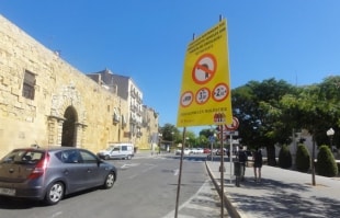 El cartell que anuncia les restriccions per a no residents al portal de Sant Antoni.