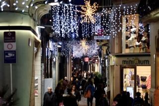 Imatge d&#039;arxiu d&#039;un carrer comercial de Reus amb els llums de Nadal