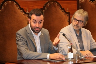 Lluís Soler, alcalde de Deltebre i fins ara vicepresident 2n a la Diputació de Tarragona, fent oficial la seva renúncia a l&#039;escó, al costat de Joaquim Nin, vicepresident 1r, en sessió plenària