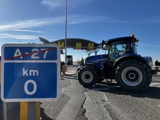 Tractors bloquejant l&#039;entrada del Port de Tarragona
