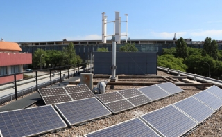 Panells solars a la teulada de les plantes pilot del campus Sescelades