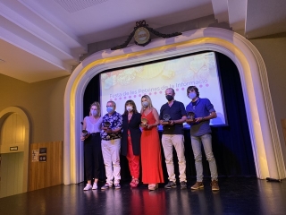 Foto de grup dels premiats i premiades en les &quot;Petxines&quot; del 2021, aquesta tarda, al Teatret del Serrallo