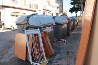 Deixalles i bosses de brossa acumulada durant la passada jornada de vaga a Torredembarra, el gener del 2024