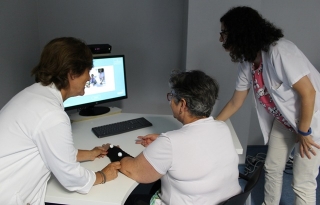 El tractament rehabilitador bàsic consta d’un software i una càmera que registra la posició i els moviments dels pacients