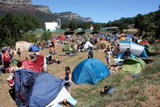 Imatge d&#039;arxiu de centenars de persones instal·lant les tendes a la zona d&#039;acampada destinada a la gent jove