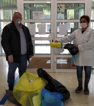 L&#039;alcalde de l’Arboç, Joan Sans, ha fet entrega a una representant del CAP de l’Arboç 350 bates sanitàries elaborades per voluntàries i voluntaris de la vila