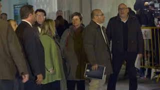Lluís Corominas, Lluís Guinó, Anna Simó, Ramona Barrufet i Joan Josep Nuet, sortint del Tribunal Suprem