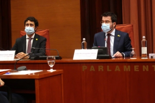 Els consellers en funcions Damià Calvet i Pere Aragonès, durant la comissió de Territori del Parlament, el 15 d&#039;octubre del 2020