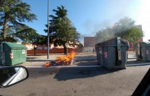 Un contenidor cremant-se al carrer Vinebre de Reus.