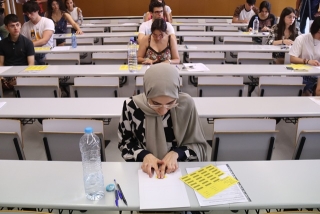 Alumnes enganxen l&#039;etiqueta identificativa abans de començar l&#039;examen en castellà de les PAU, al campus Catalunya de la URV, a Tarragona