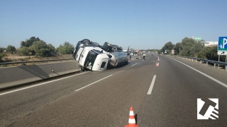Un camió accidentat a l&#039;AP-7 bolcat a la mitjana de l&#039;autopista a Roda de Berà