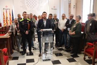L&#039;alcalde de Tarragona, Rubén Viñuales, durant la roda de premsa per reclamar un pla especial iintegral a Campclar, acompanyat de representants d&#039;associacions veïnals de Ponent