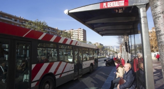 Imatge d&#039;arxiu d&#039;un autobús de la xarxa de l&#039;EMT i una parada al centre de Tarragona