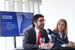 Eel conseller de Polítiques Digitals, Jordi Puigneró, i l&#039;alcaldessa de Vilanova i la Geltrú, Neus Lloveras, presentant la connexió de fibra òptica pública entre el Baix Llobregat, el Garraf i el Baix Penedès