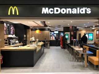 Els quioscos de comanda Easy Order, la nova gamma d&#039;hamburgueses Premium &quot;Signature&quot; i el nou espai McCafé són algunes de les novetats del McDonald&#039;s de Parc Central