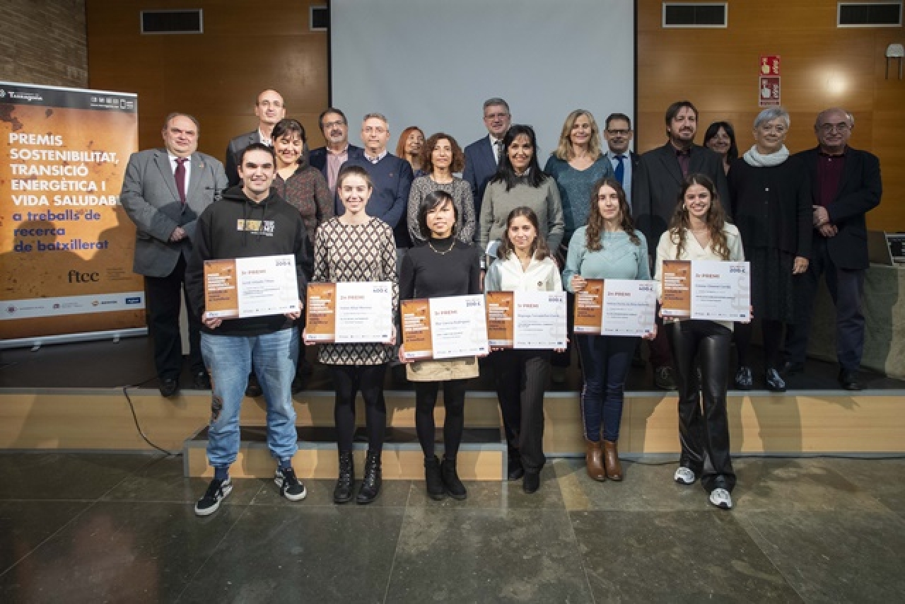 Foto de grup dels estudiants guardonats als Premis Sostenibilitat, Transició Energètica i Vida Saludable