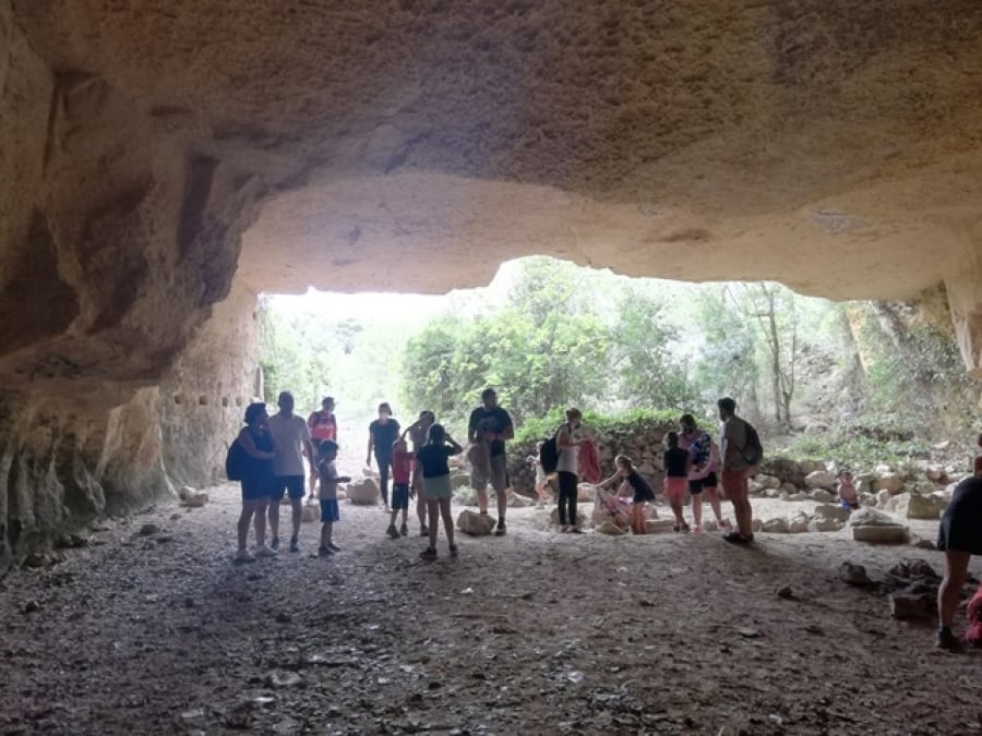Les activitats de ‘Matins en família’ d’aquest estiu van finalitzar ahir amb un passeig fins a les coves del Llorito