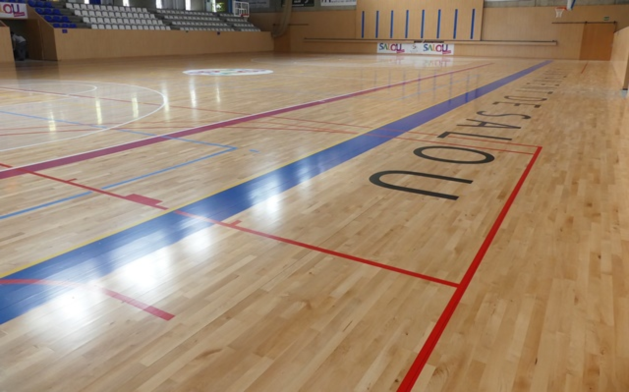 L’Ajuntament de Salou ha finalitzat els treballs de substitució del parquet de la pista del Pavelló d’Esports Salou Centre