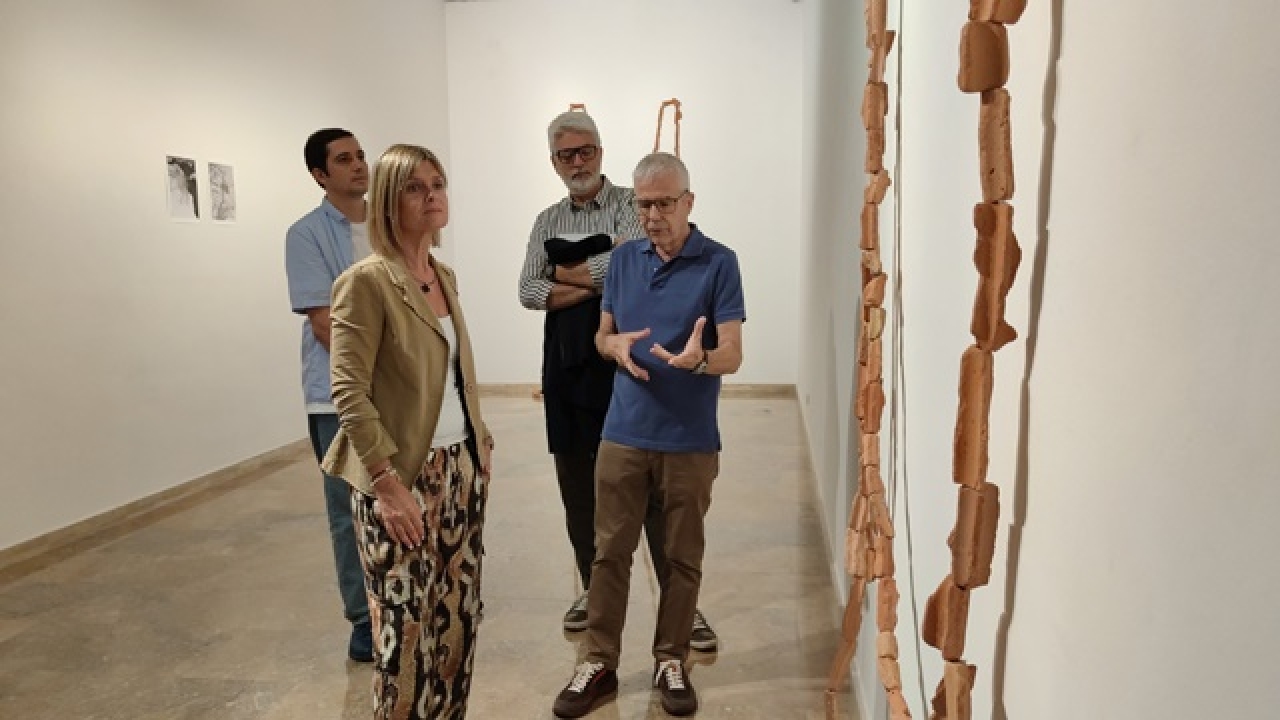 L&#039;artista Joan Rom mostra a la presidenta de la Diputació, Noemí Llauradó, una de les obres de l&#039;exposició del MAMT &#039;El lloc&#039;. Al seu costat, el director del museu, Manel Margalef, i el comissari de la mostra, Marc Navarro