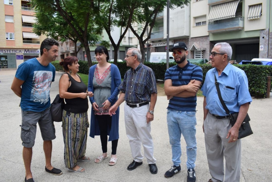 Representants veïnals del barri Horts de Miró, al costat dels pisos ocupats al carrer de Joan Corominas