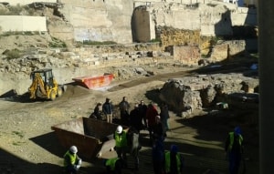 Operaris i responsables del projecte, ahir, al teatre romà de Tarragona, en l&#039;inici de les obres de recuperació del monument.