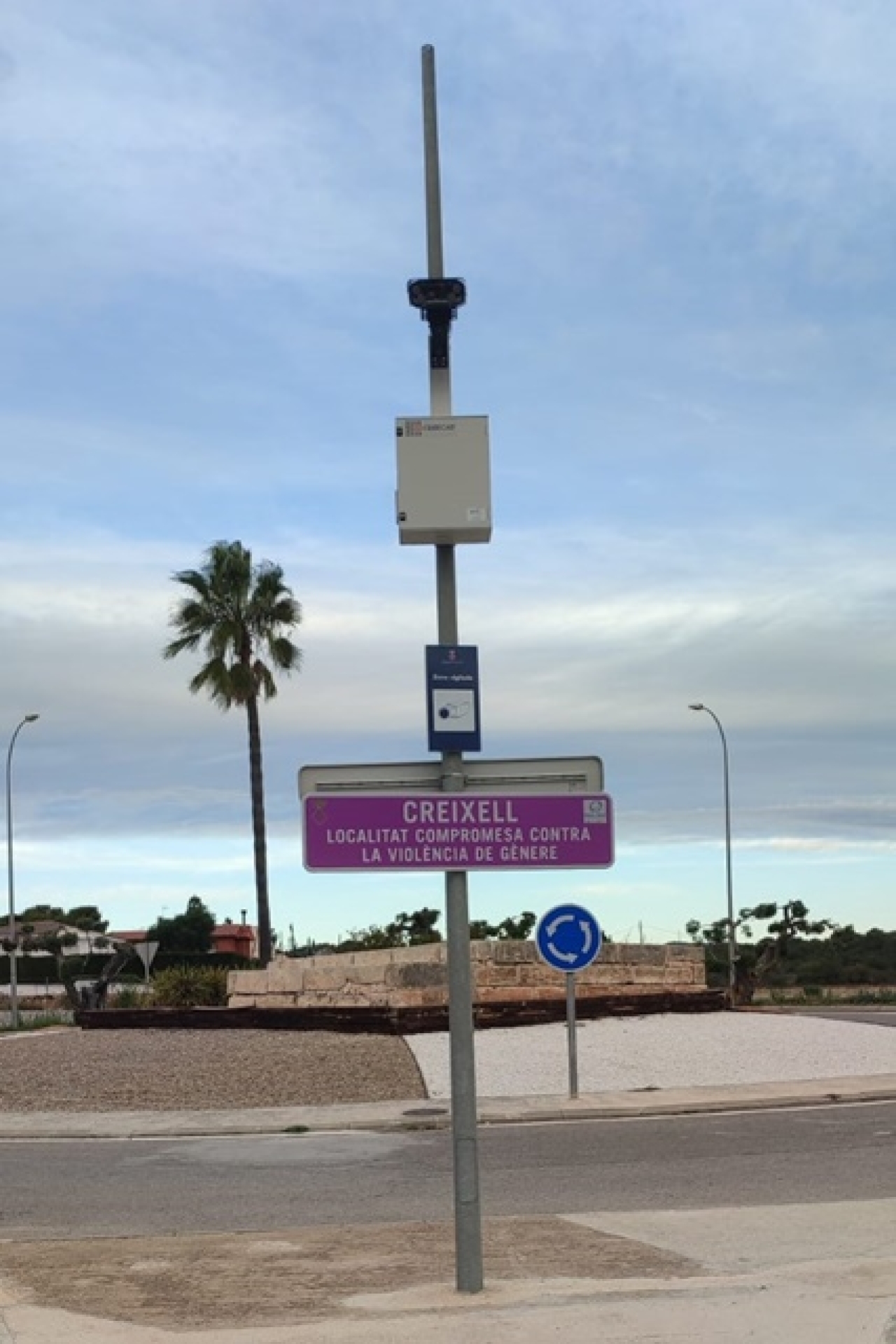 Entrada a Creixell senyalitzada amb el rètol violeta on s&#039;hi llegeix “Creixell, localitat compromesa contra la violència de gènere”