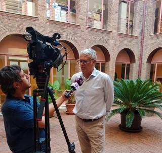 El portaveu del GM de Junts a Tarragona, Jordi Sendra, atenent la televisió pública del Camp de Tarragona