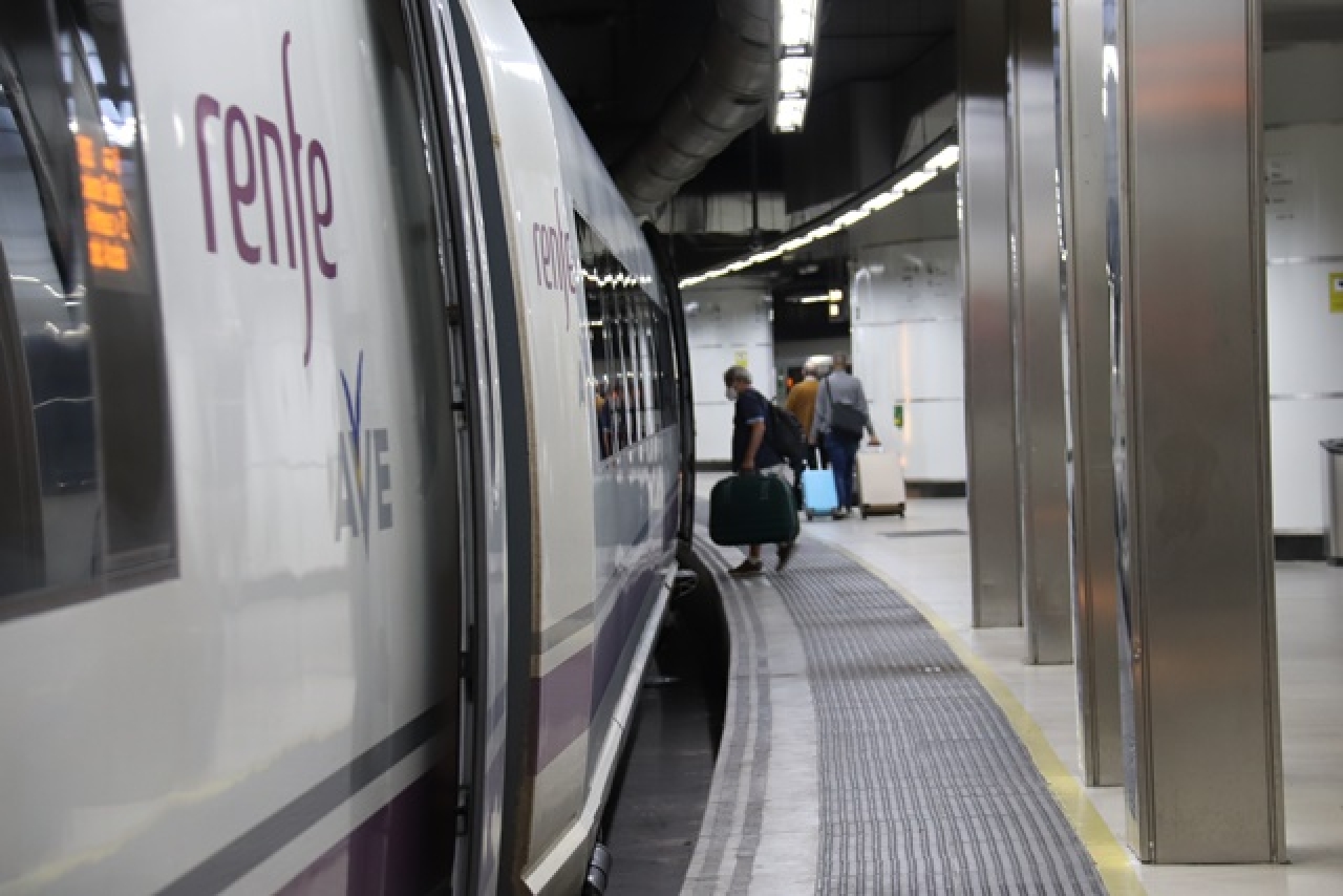 Una persona entrant en un tren AVE a l&#039;estació de Sants de Barcelona