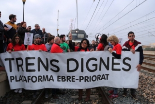Imatge dels participants al tall de via, organitzat per Trens Dignes, a l&#039;estació de l&#039;Aldea per demanar un millor servei ferroviari a les Terres de l&#039;Ebre
