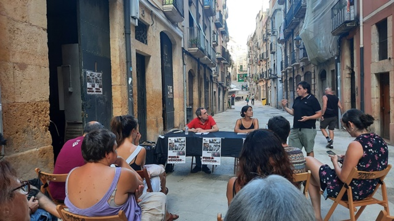 Xerrada sobre les crisis econòmiques actuals, aquest divendres, davant el Casal Popular Sageta de Foc, a Tarragona